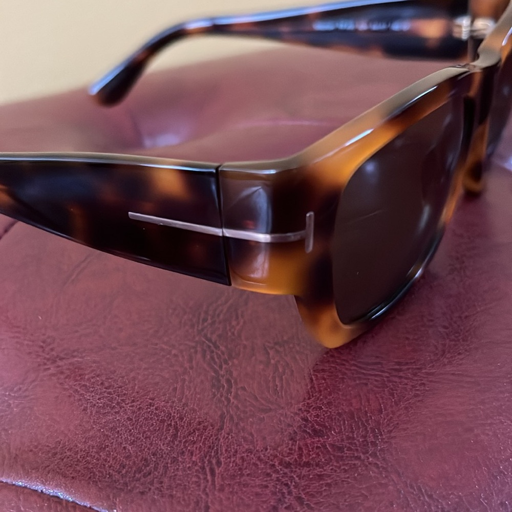 New Tom Ford Sunglasses with Case and Cloth. - Picture 10 of 11